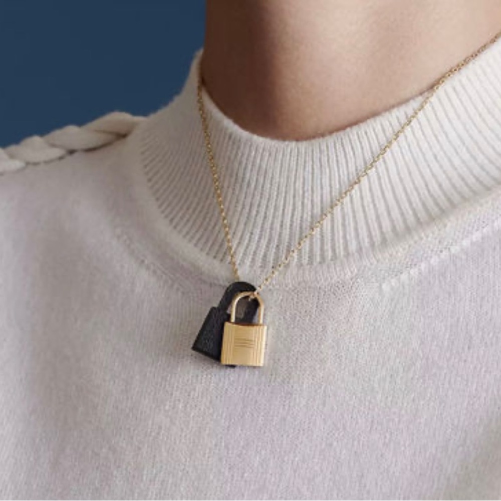 HERMÈS RETIRED PIECE Authentic O'Kelly pendant, small model black gold - Picture 7 of 9